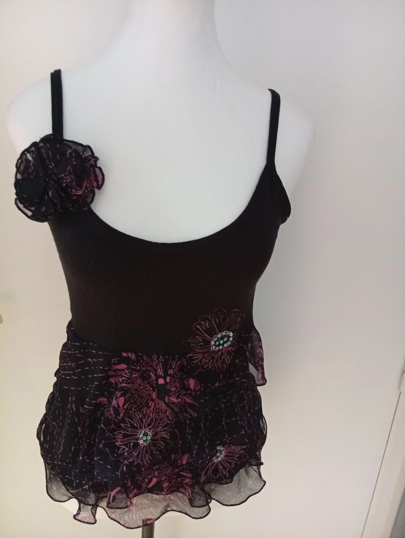 Camisola con tirantes finos y lentejuelas decorativas – photo 2